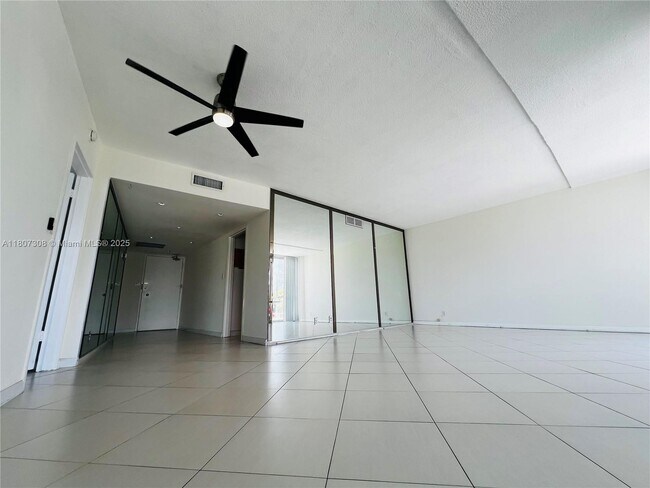 Foto del edificio - 900 Bay Dr