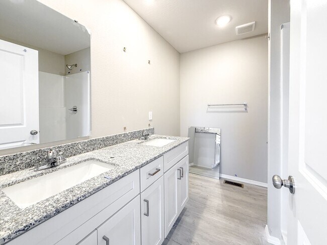 Building Photo - Stunning 4-Bedroom Home