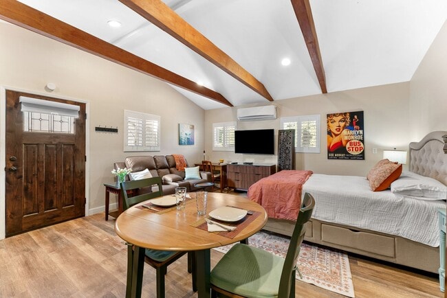 Foto del edificio - 7227 Fallbrook Ave