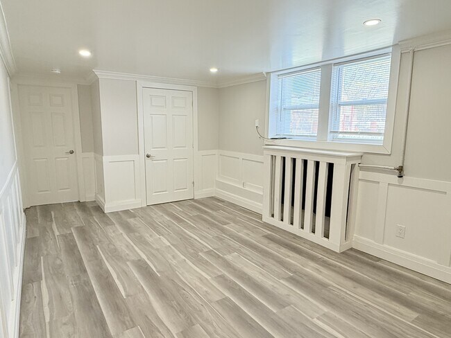 Building Photo - 1518 University Ave W