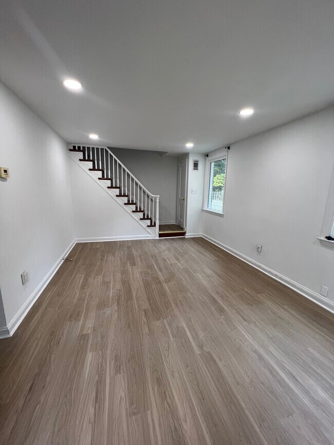 Building Photo - 845 Delmont Dr