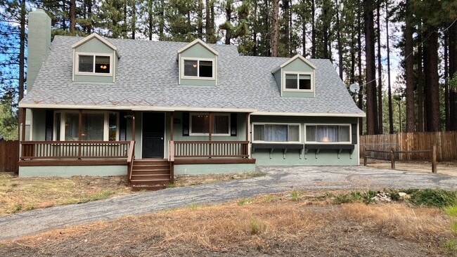 Building Photo - Furnished rental with large fenced back yard.