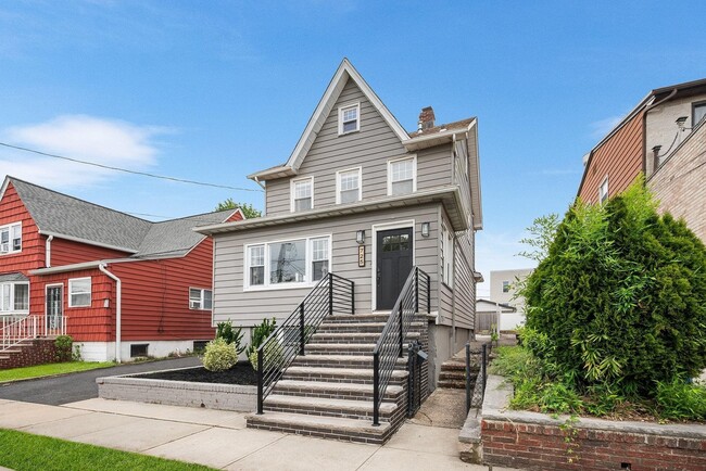 Building Photo - 725 4th St