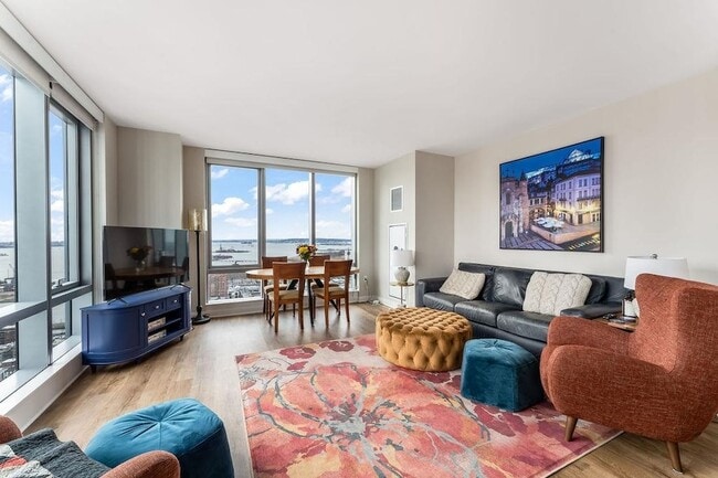 Foto del edificio - 25 Christopher Columbus Dr