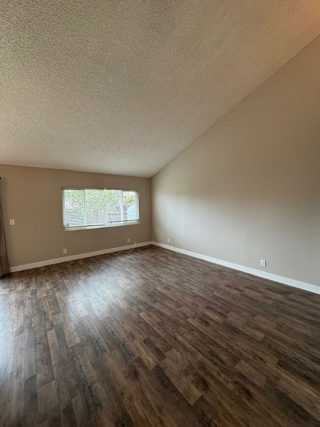 Building Photo - 2 Bedroom 2.5 Bathroom Condo for Rent Sout...