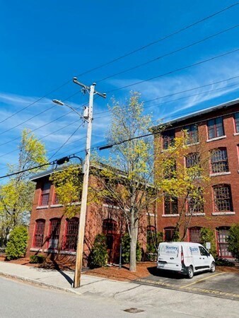 Building Photo - 470 Silver St