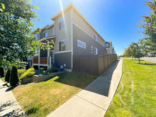 Foto del edificio - End-unit Townhome with Private Yard