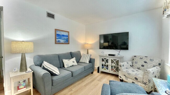 Foto del edificio - Available MAY - DEC 2026 Fully Furnished Turn Key 2 BR 2 BA inc Utilities Heart of Downtown Vero!...