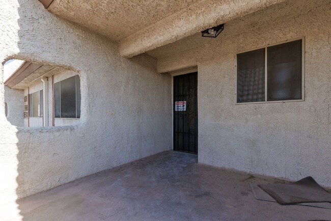 Building Photo - 2 Bed / 2 Bath Near UNLV – Upstairs Unit