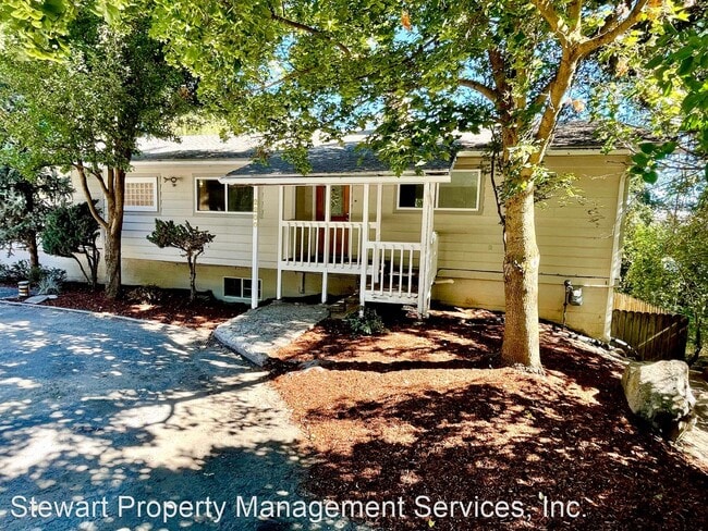 Building Photo - 4 br, 3 bath House - 2200 Lakeshore  Drive