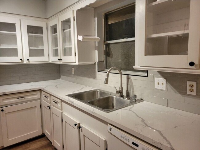 Foto del edificio - 1918 Crystal Springs Dr