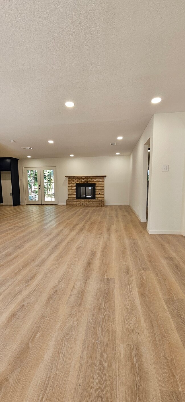 Building Photo - 608 Oak Dr