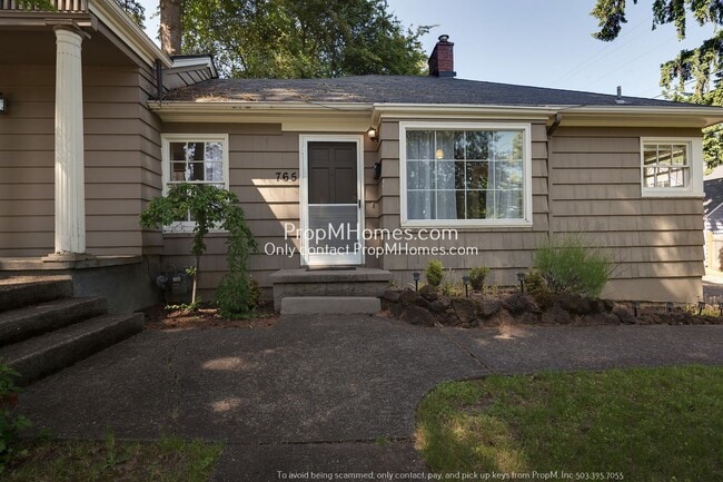 Building Photo - Charming Three Bedroom Duplex In First Add...