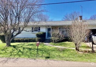 Building Photo - 923 Oakwood Dr