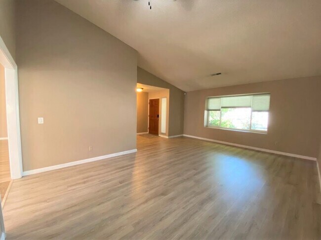 Foto del edificio - 3154 Larch Dr