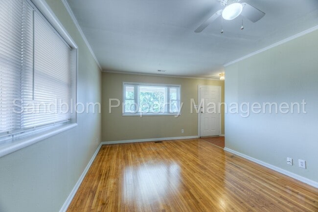 Building Photo - FOR LEASE | Mid Town | 3 Bed 2 Bath Home $...