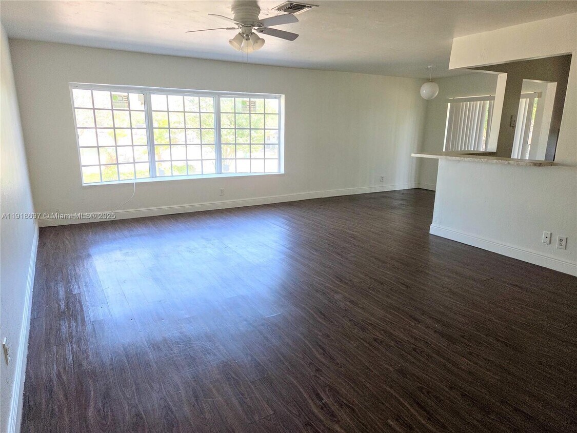 Foto principal - 5200 NW 18th Ct