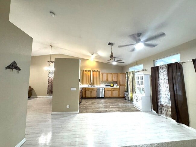 Building Photo - Beautiful Single Story House - OVERSIZED l...
