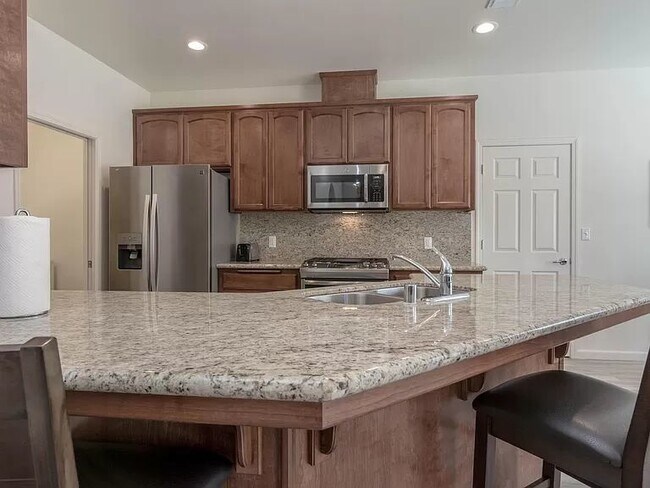 Building Photo - Oakhurst lovely apartment