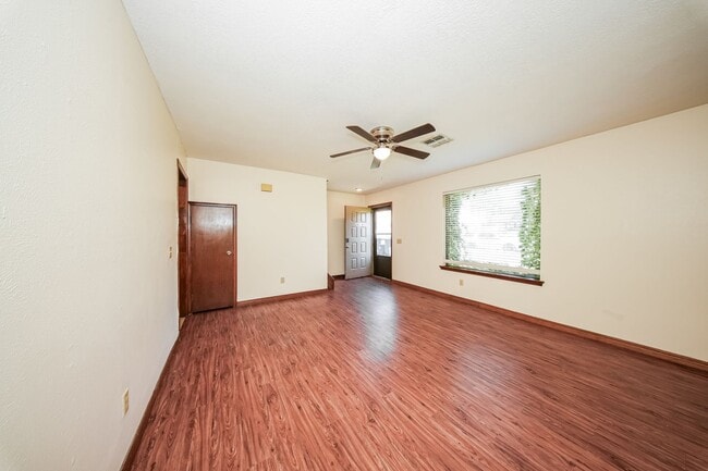 Building Photo - 2614 Martin Ln
