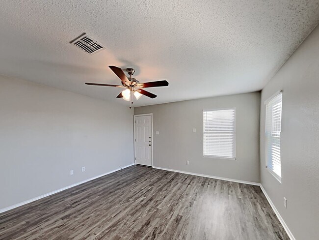 Building Photo - 4837 Waterford Dr