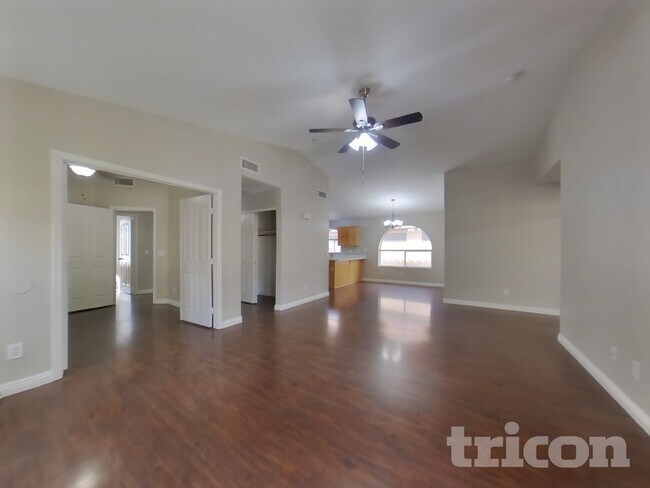 Foto del edificio - 12618 W Cambridge Ave