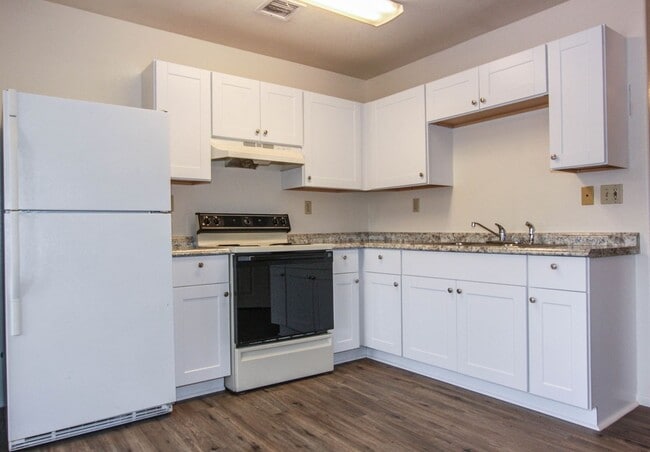 Building Photo - 8460 E Lakeshore Dr