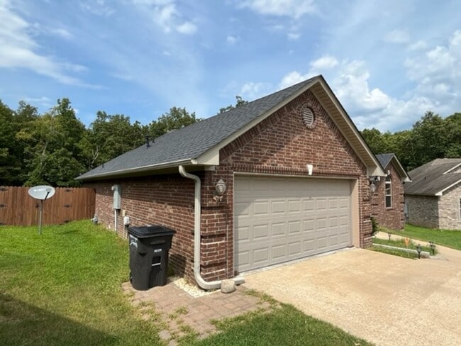 Building Photo - Nice Jacksonville Home Close to Little Roc...