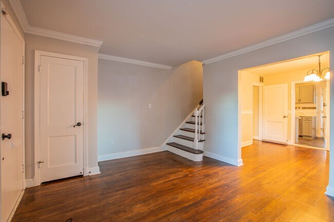 Building Photo - Lovely 3 BR/2 BA Semi-Detached Home in Tak...