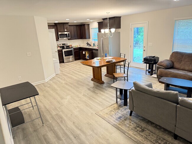 Foto del edificio - Room in Single Family Home on Killian Ct