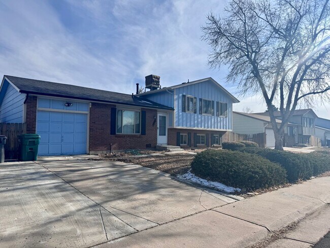 Building Photo - Spacious Tri-Level 4 Bedroom/2 Bathroom Ho...