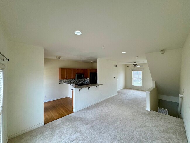Building Photo - 1557 Commodore Cir