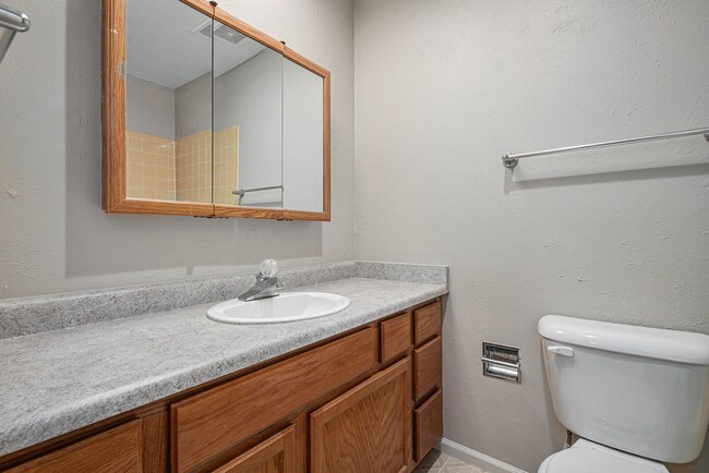 Foto del edificio - Charming Townhouse with Gas Fireplace & Ba...