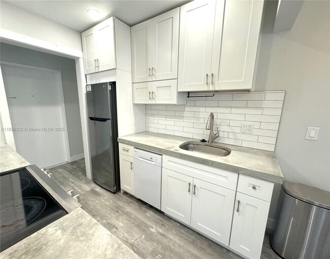 Building Photo - 2591 NE 55th Ct
