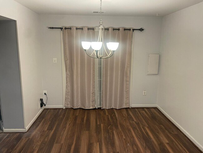 Foto del edificio - 7512 Woodbine Dr