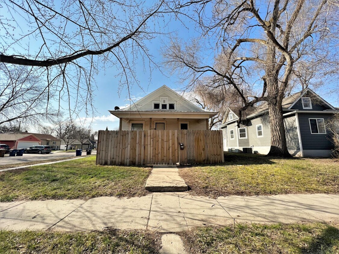 421 E 7th Ave, Mitchell, SD 57301 House Rental in Mitchell, SD