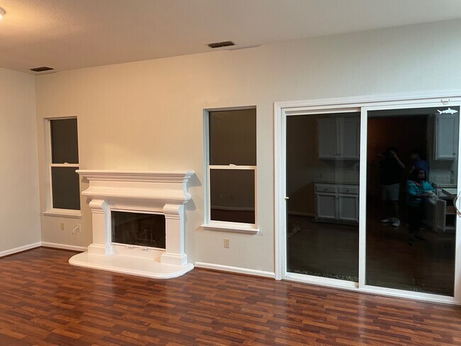 Family Room - View 2 - 5407 Havenhurst Cir