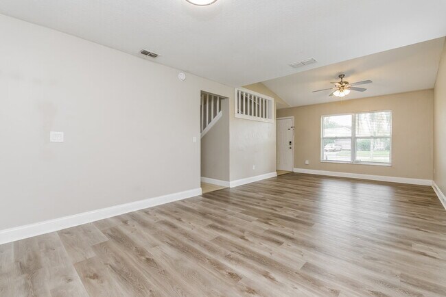 Building Photo - 930 Maple Forest Dr