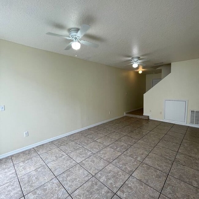 Building Photo - 2715 Fan Palm Dr