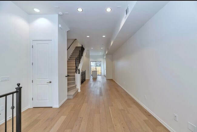 Foto del edificio - 421 W 6th St