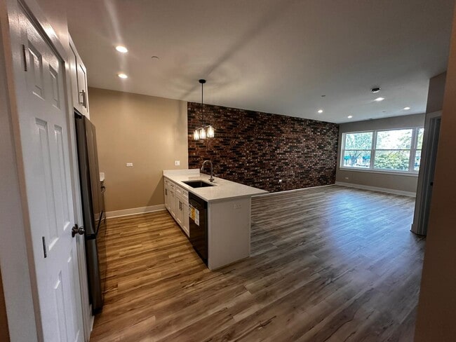 1BR, 1BA - 750SF - Entrance - 400 S Main Pl