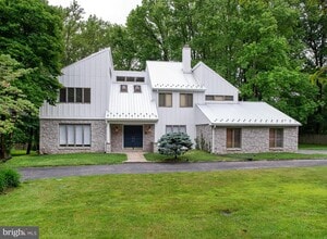 Building Photo - 880 Roscommon Rd