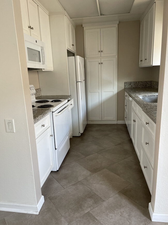 Kitchen - 1916 Warfield Ave