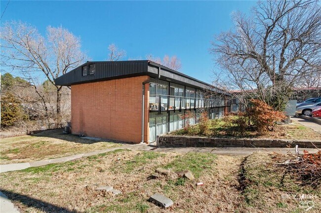 Building Photo - 12 Hill Ave