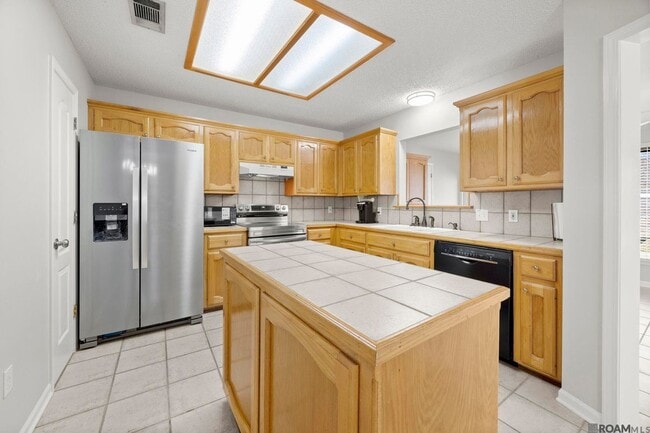 Foto del edificio - 18596 White Oak Dr