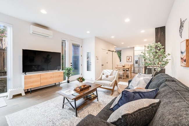 Building Photo - 2319 Franklin Ave E