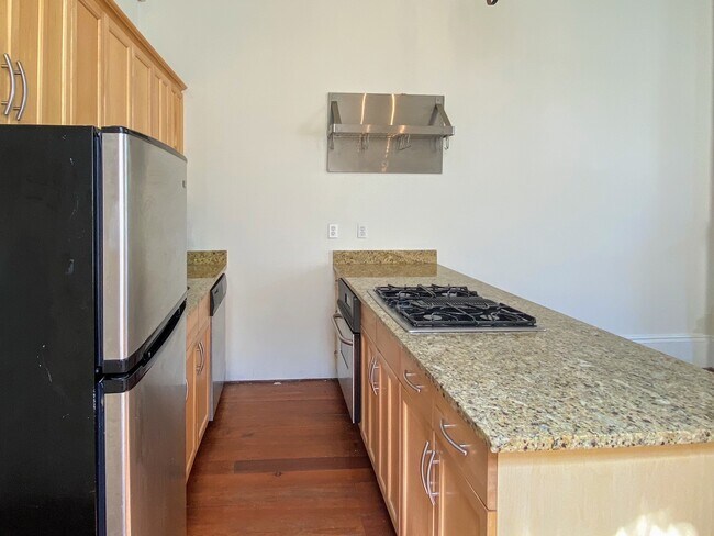 Building Photo - 6072 Annunciation St