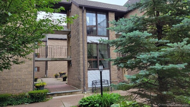 Foto del edificio - 181 Loomis Dr