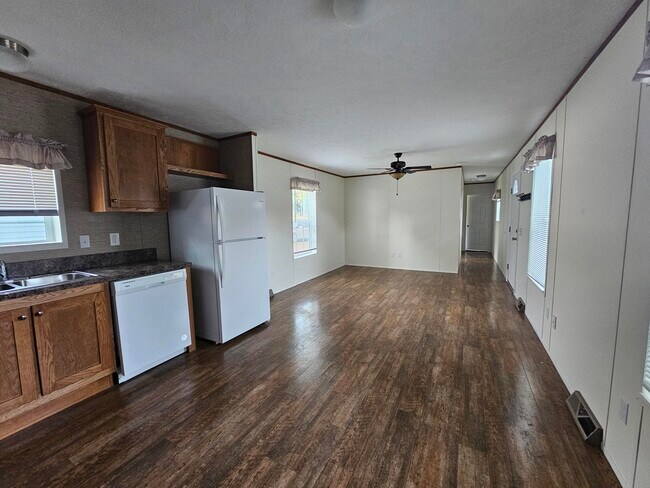 Building Photo - 418 Tulip Dr