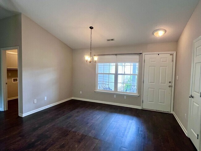 Building Photo - Come make this your home today!
